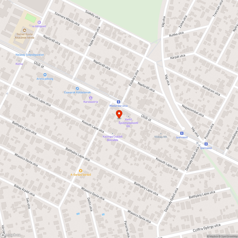 A járda melletti csonkított jegenyefasor ránőtt a  járdára bejelentés helye