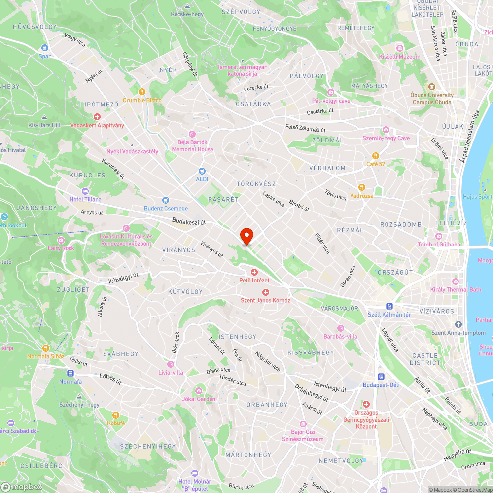 Lekopott piros kerékpáros átvezetés és zebra bejelentés helye