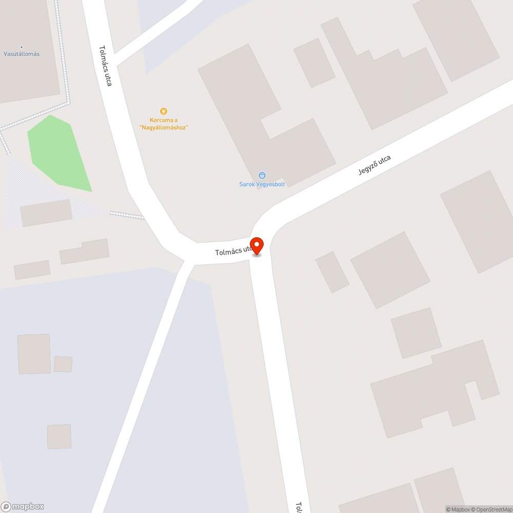 A burkolatból kiálló aknafedlap, a mély árok szélén bejelentés helye