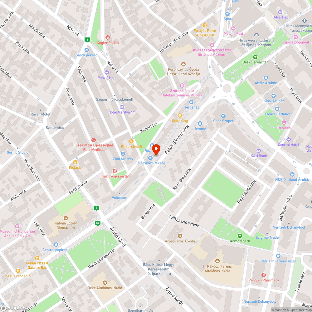 Rendszám nélkül magára hagyott jármű a Petőfi Sándor utcán bejelentés helye