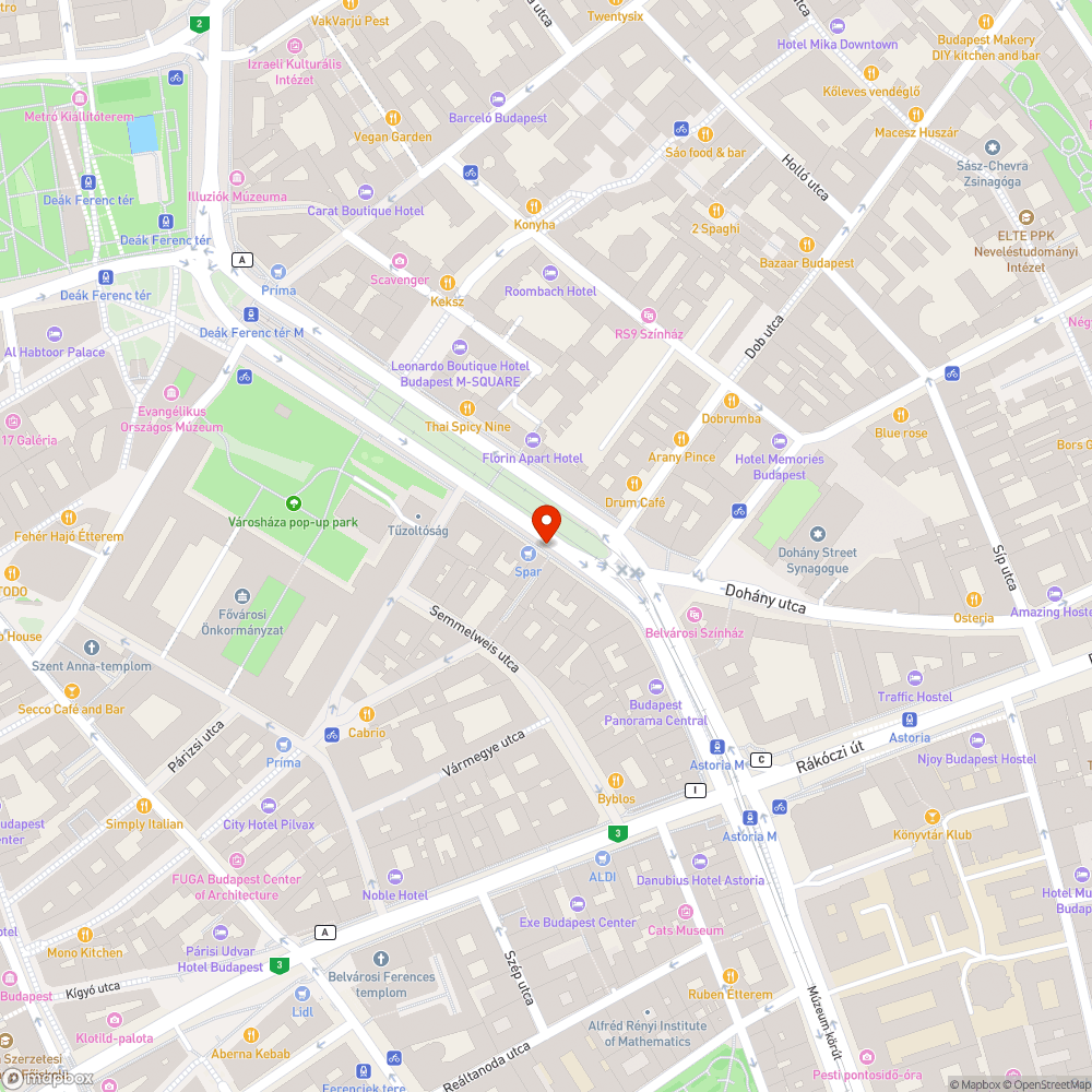 Kidöntött "várakozni tilos" tábla autótöltőnél bejelentés helye