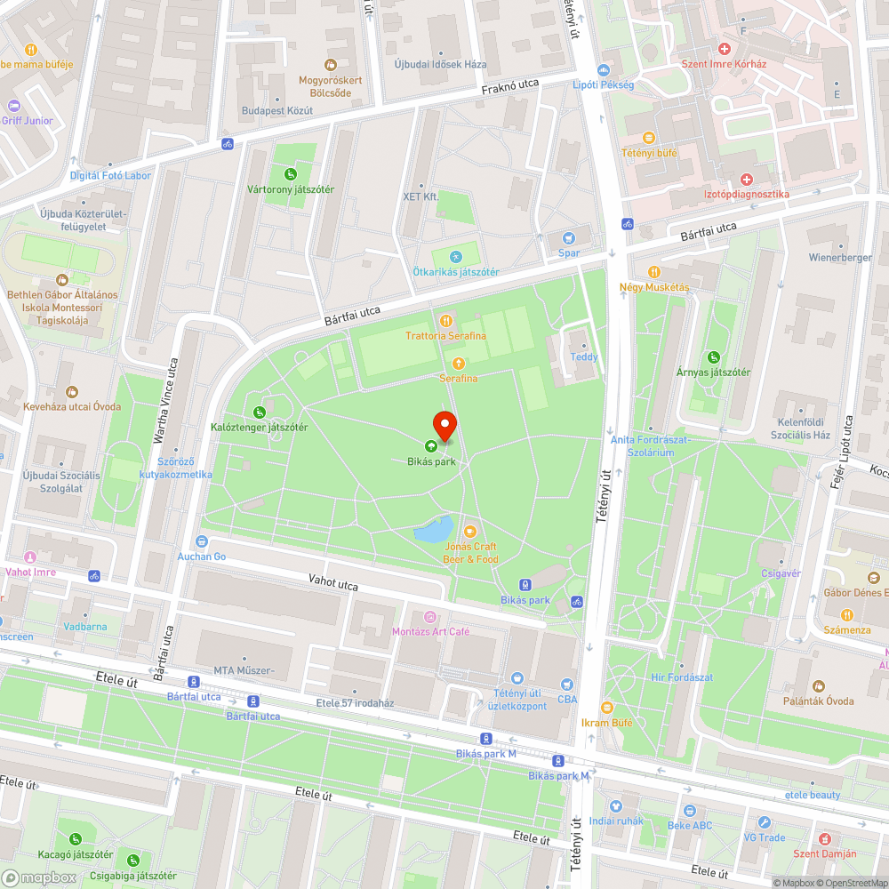 Elkorhadt fa deszkák a tó mellett, körül. bejelentés helye