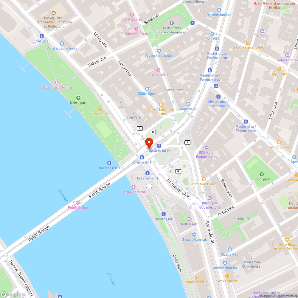 Graffitis és kopott pad és támaszkodó bejelentés helye