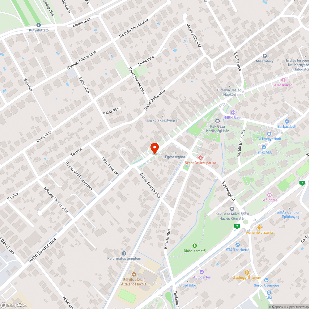 Tábla előtt lomb, az előtt pedig megdőlt tábla bejelentés helye