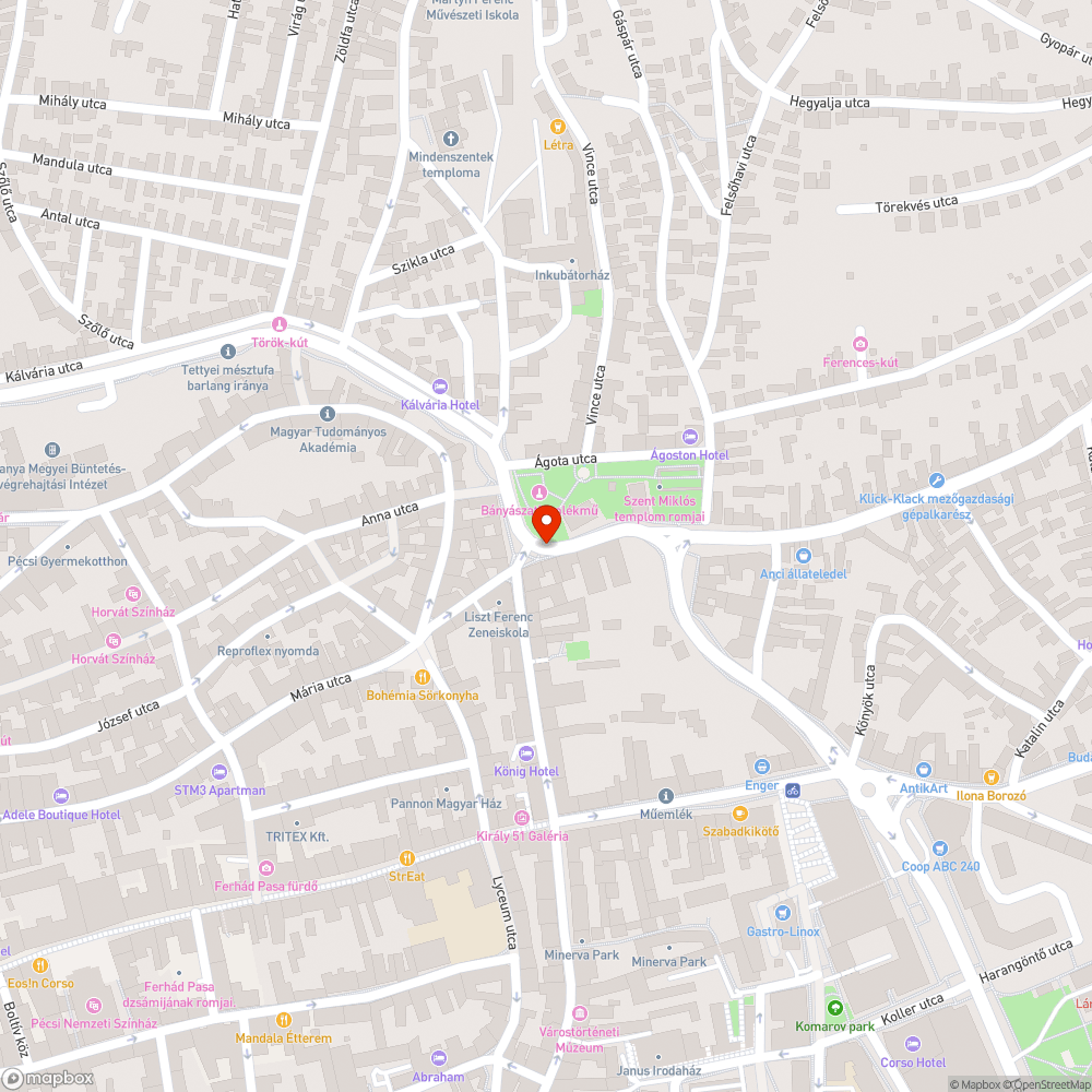 Elmozdult macskakövek közmű-fedél mellett bejelentés helye