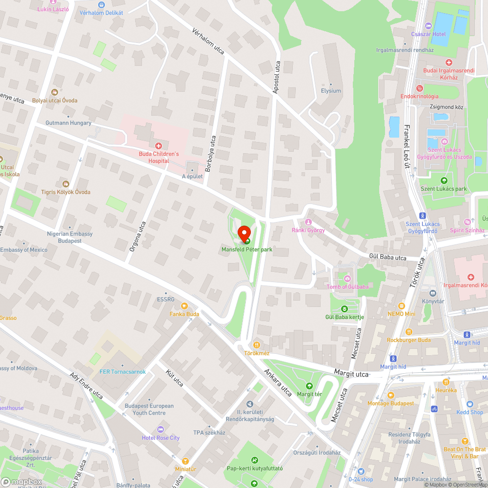 Kiszáradt fa és száradt faágak egy téren bejelentés helye