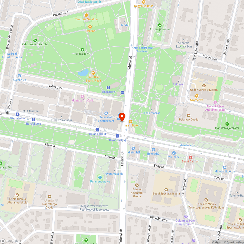 Üres hirdetőszekrény a járdán bejelentés helye