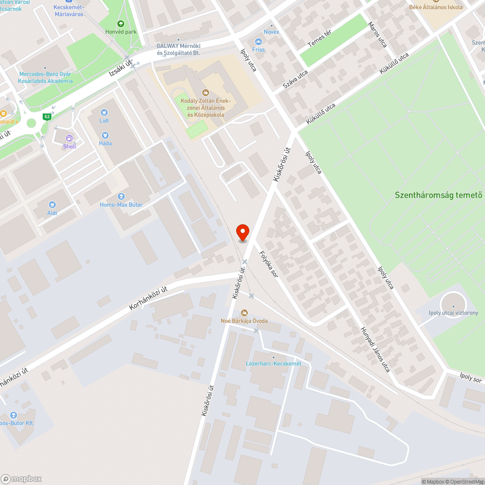 Erősen kopott útirányt jelző tábla bejelentés helye