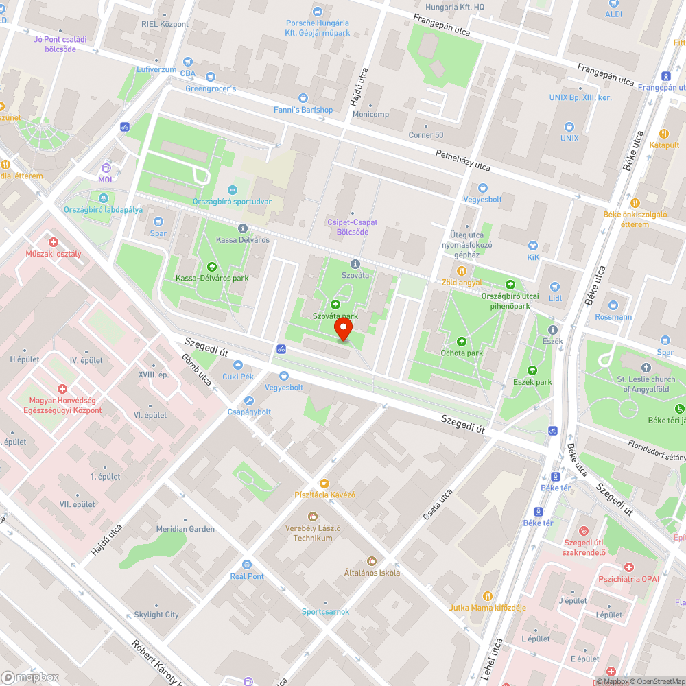 Egy kupac mocskos, ázott ruha a fa alatt bejelentés helye