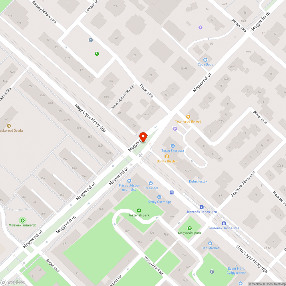 Újonnan beültetett parkos rész gazzal benőve bejelentés helye