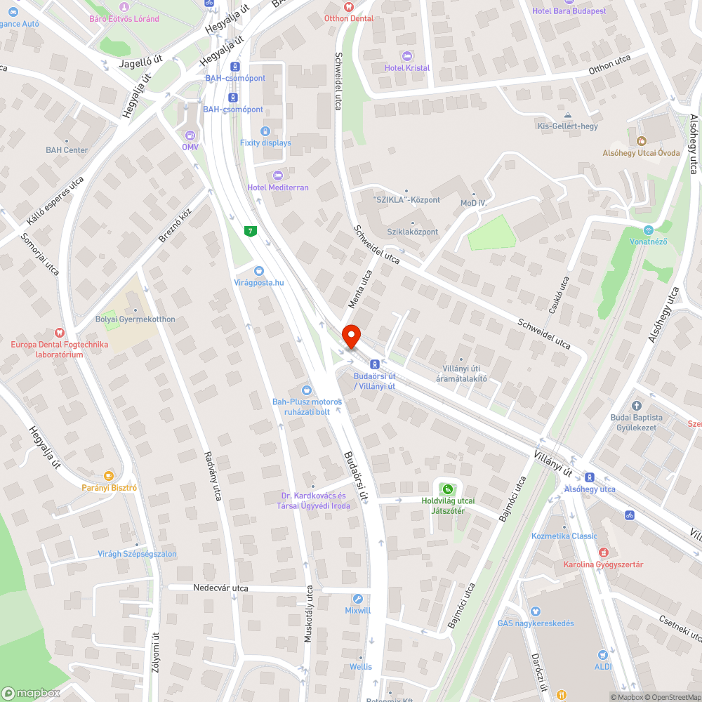 Összefirkált hirdetőtábla a villamos megállójában bejelentés helye