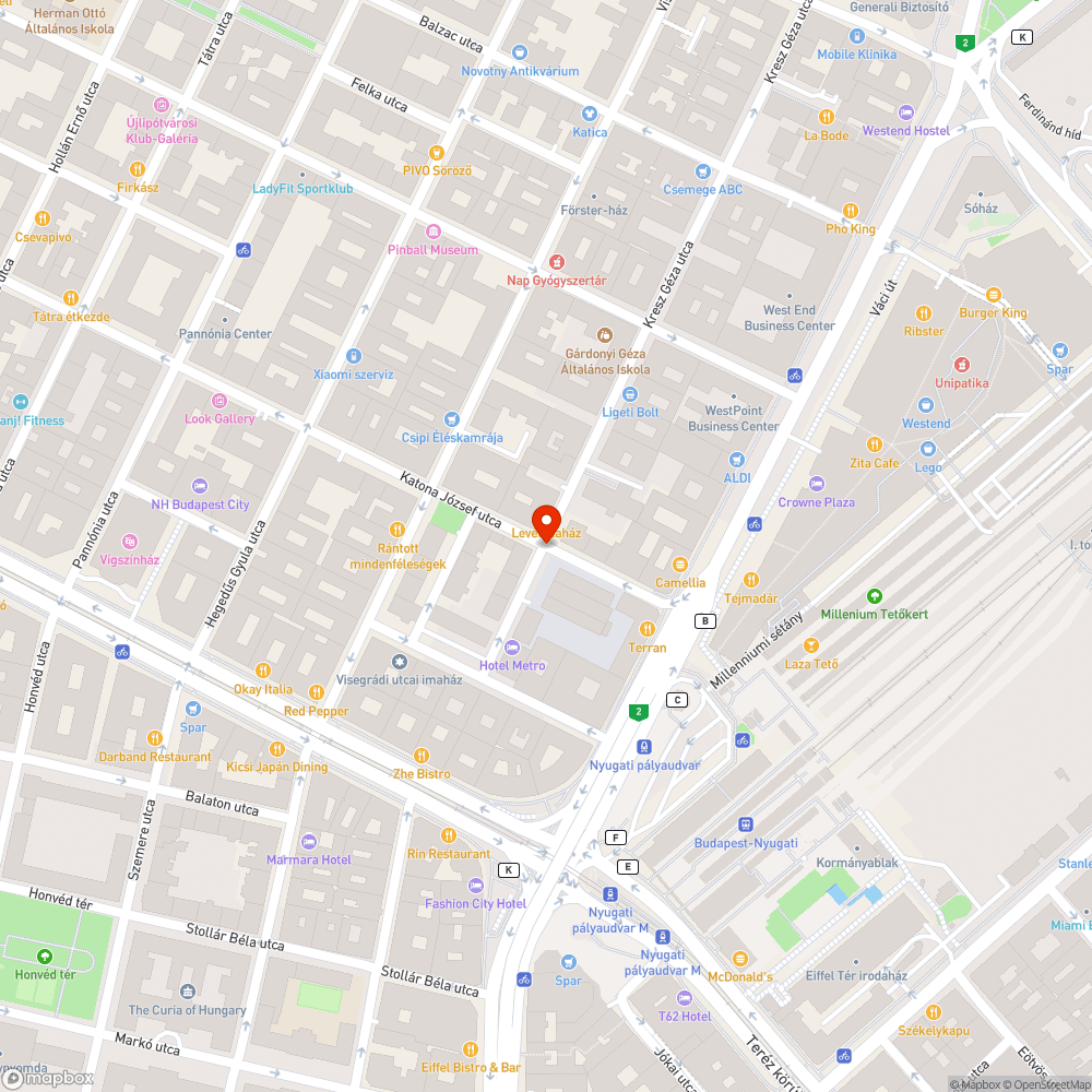 Rozsdás szögekkel teli fadarab bejelentés helye