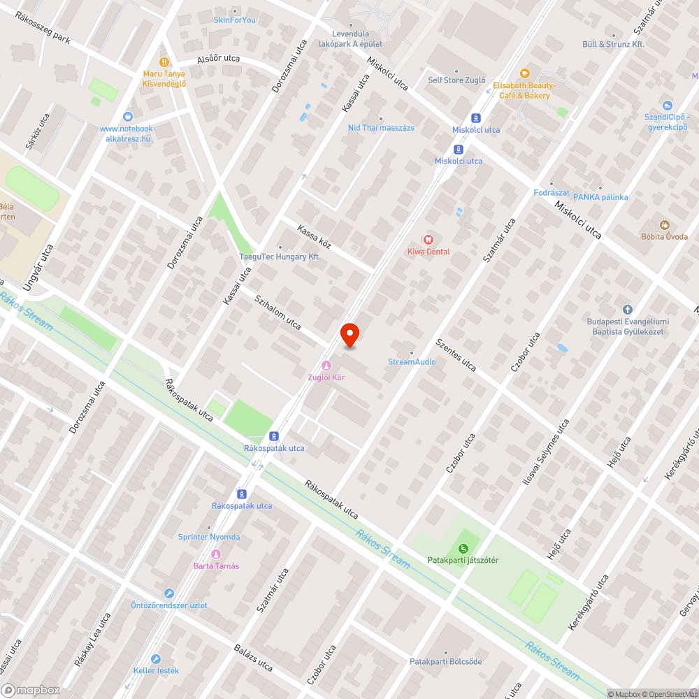 Rozsdás, sérült betontalapzatú villamos felsővezeték oszlopok bejelentés helye