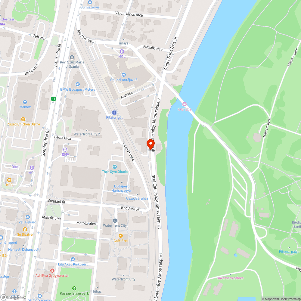 Üres reklámkeret az ÓBKF irodája előtt bejelentés helye