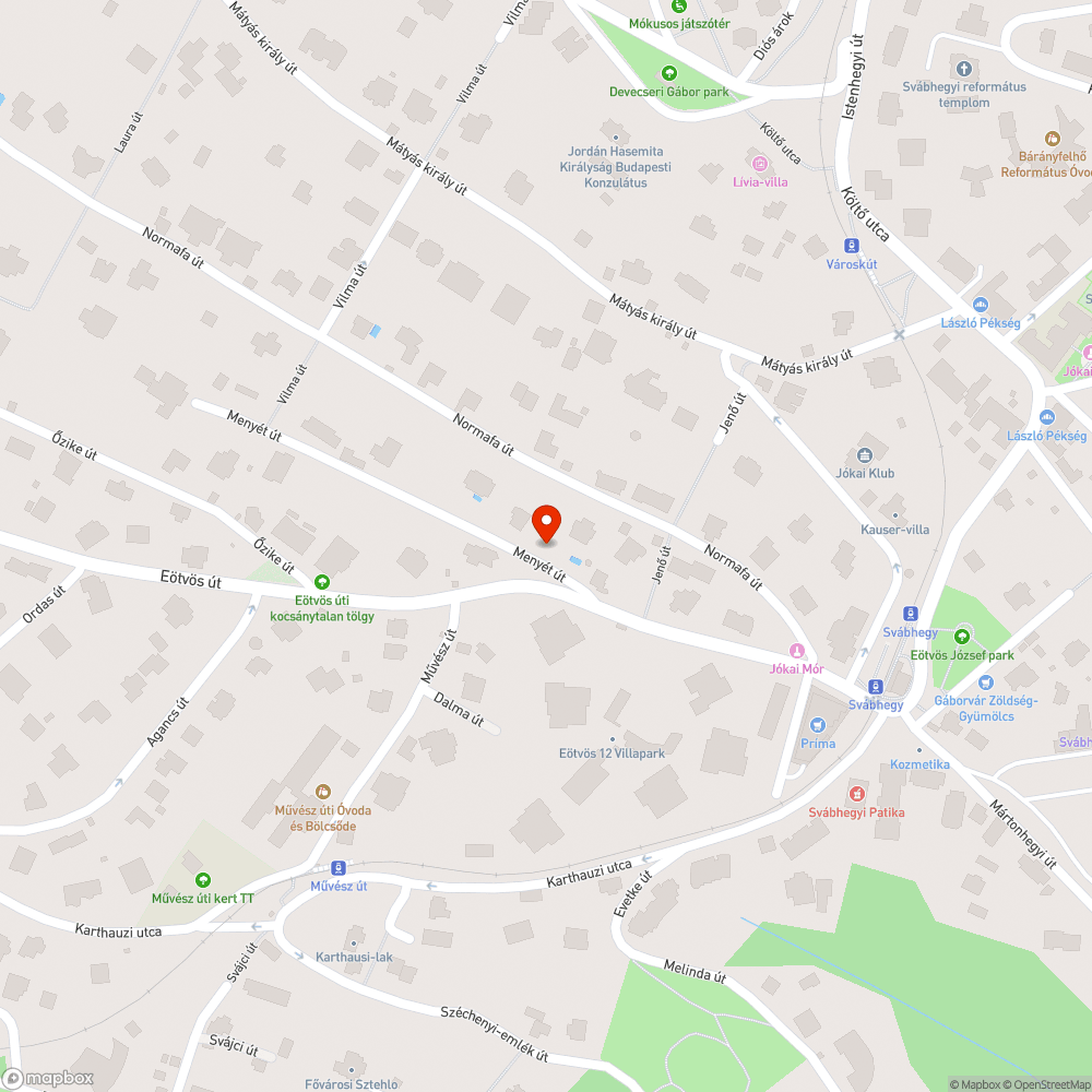 Elhagyott tábla a járda mellett és utcatábla bejelentés helye