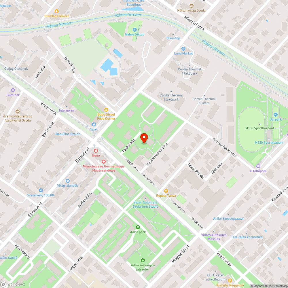 Elhagyatott park, támla nélküli padokkal bejelentés helye