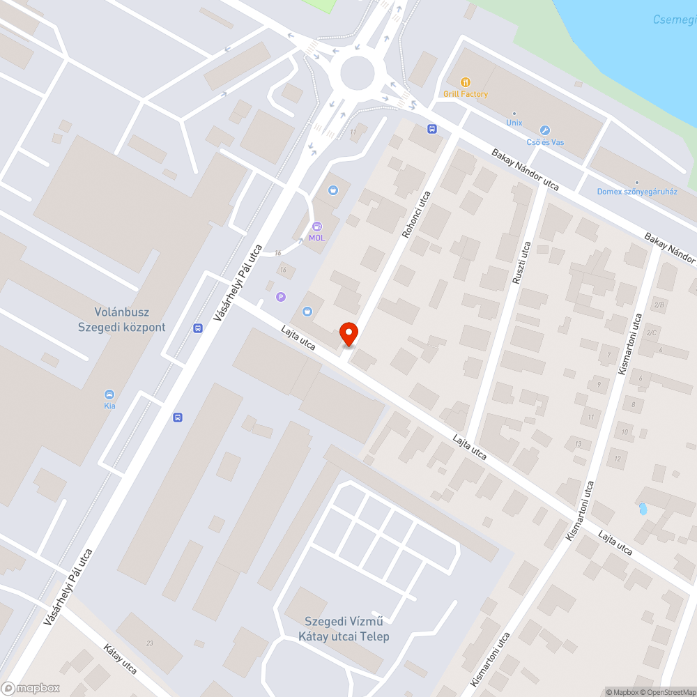 Óriási kátyú egy áruház előtt bejelentés helye