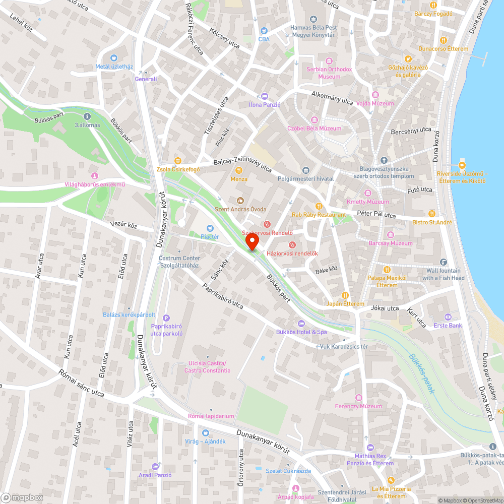 Megrongálódott pollerek a SZEI melletti patakparti parkolóban bejelentés helye