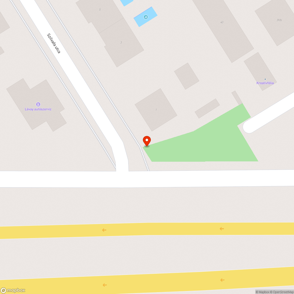 Tele van a zöldfelület eldobott rövides üvegekkel bejelentés helye