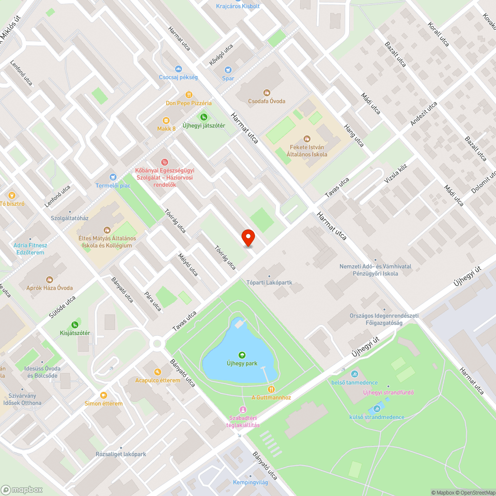 Elfordult közúti táblák és lassan kifakuló rongált övezeti tábla bejelentés helye