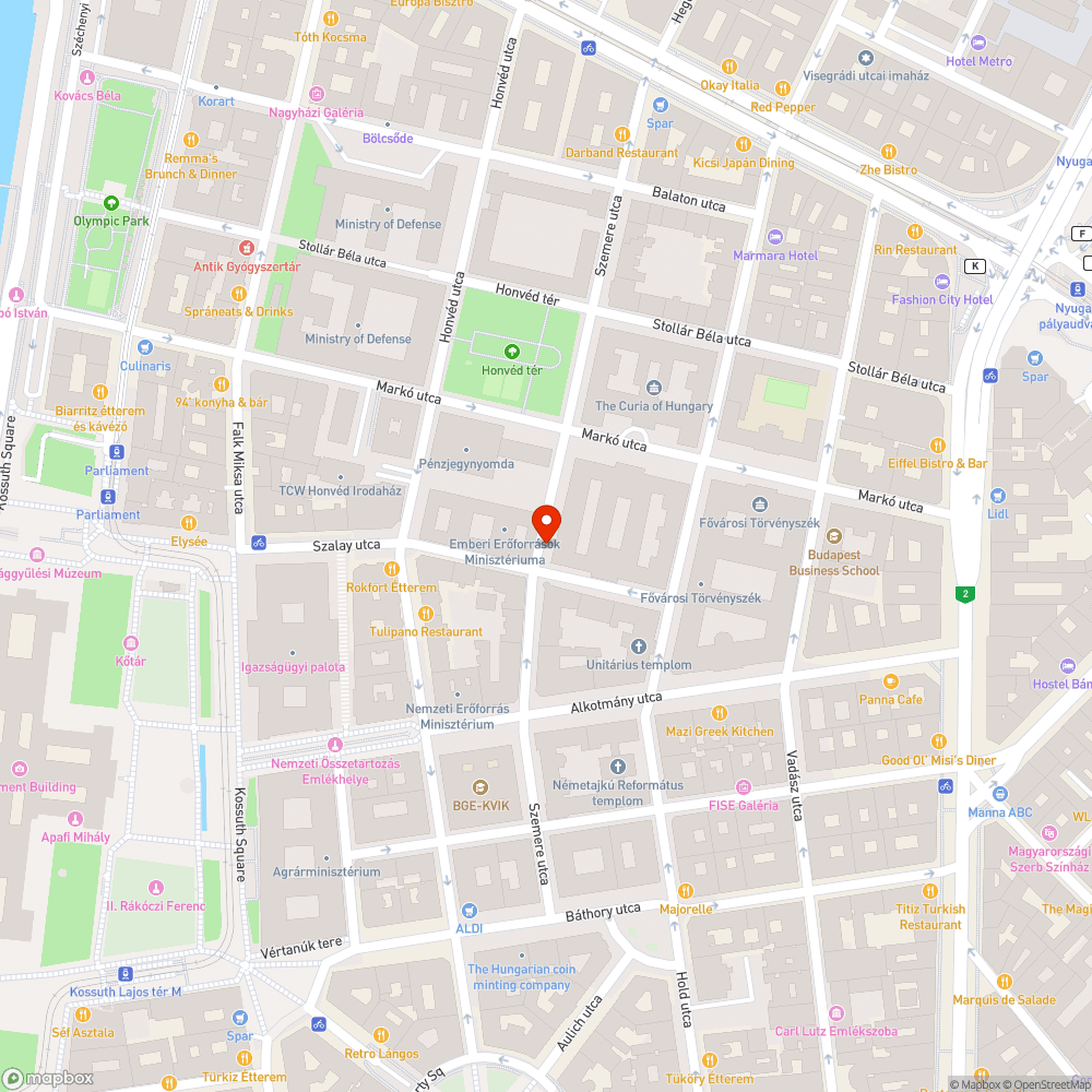 Hónapok óta elhagyott, széttört útépítést jelző deszka bejelentés helye