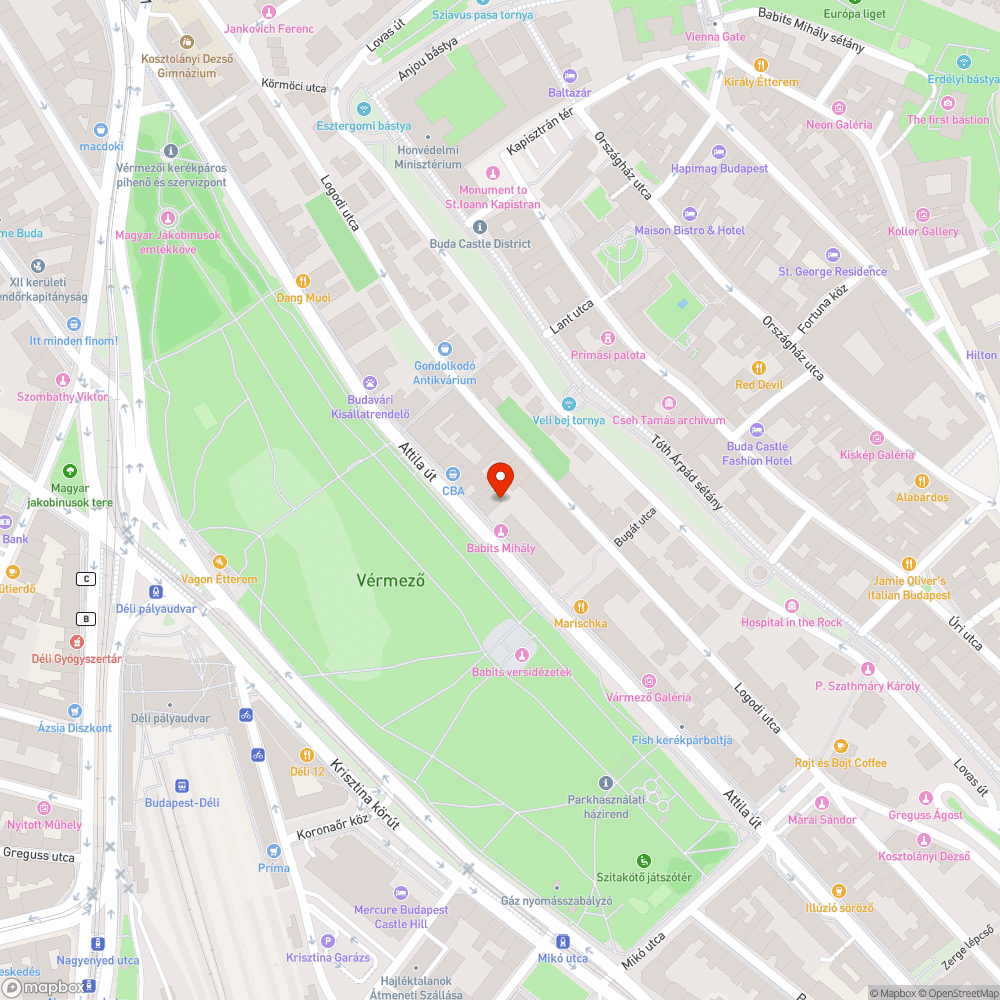 Sokféle szemét egy épülettömb előtt bejelentés helye