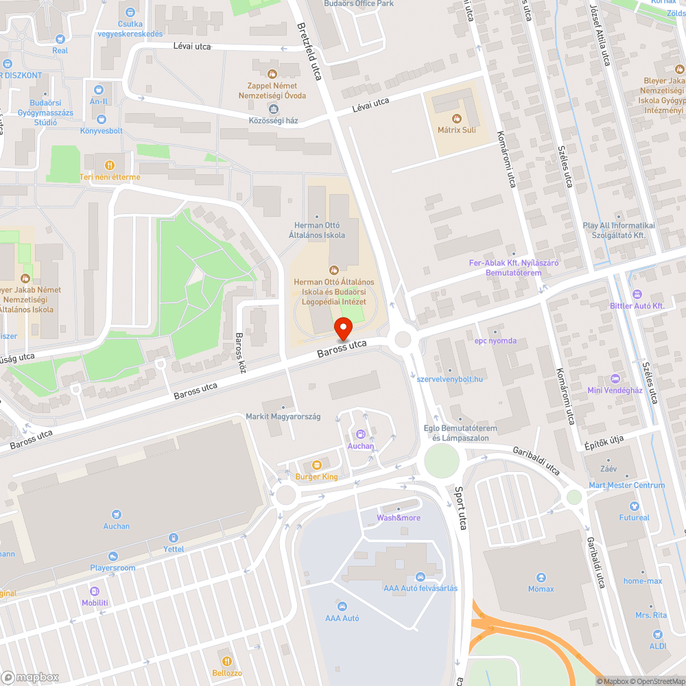 Hatalmas lejtő az aszfaltban, élesen kiálló csatornafedél a sáv teljes egészében bejelentés helye