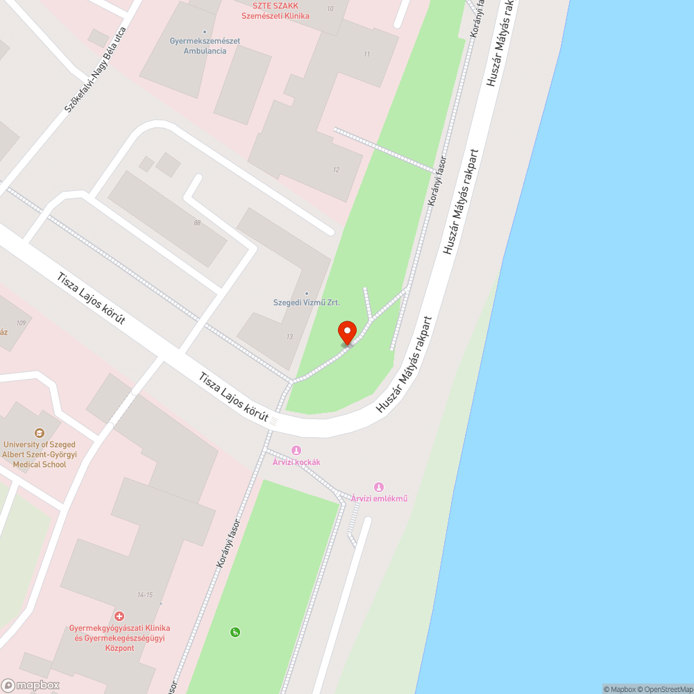 Az Árvízi emlékmű mellett a túloldalt erősen aszfaltpúpos, hézagos a járda. bejelentés helye