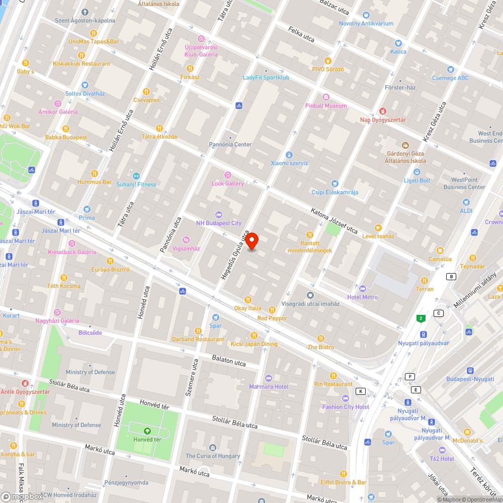 A ház előtt két csatornafedél is lyukas bejelentés helye