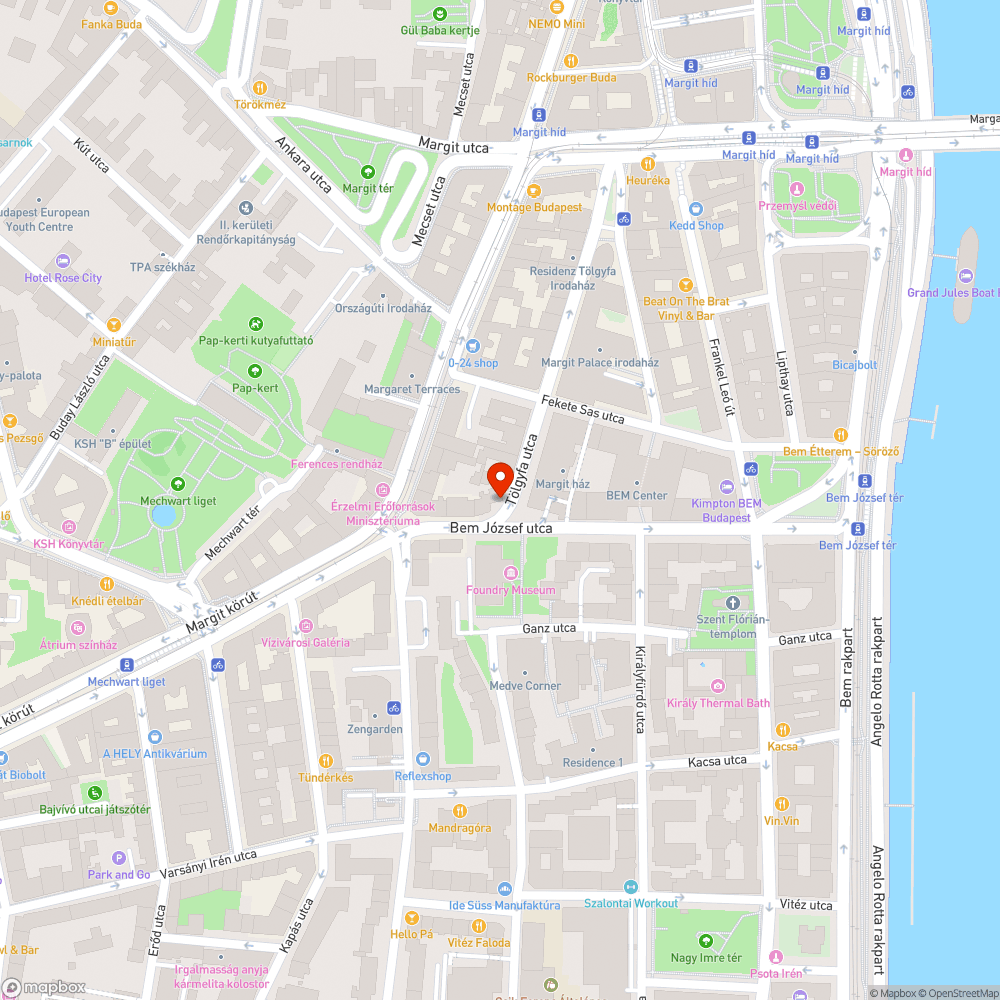 Két üres virágláda a benzinkúttal szemben bejelentés helye