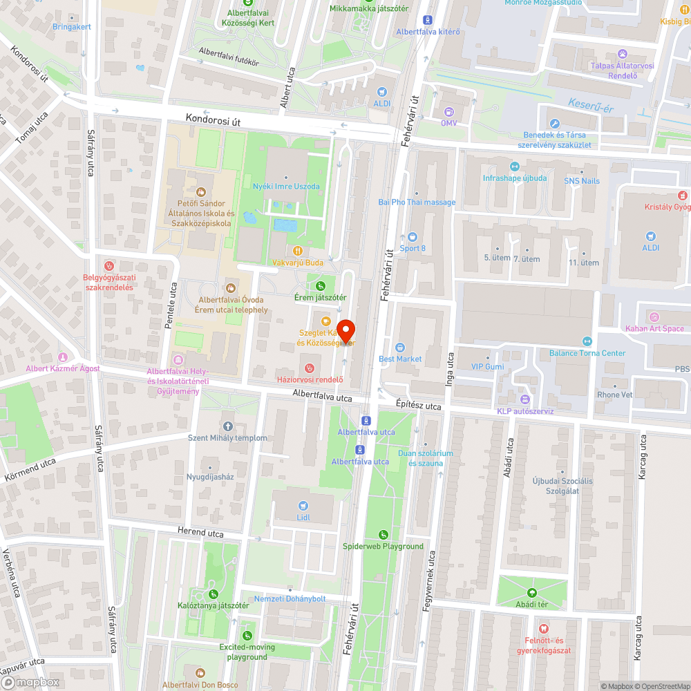 Rossz helyen álló autók, eltolt és eldőlt betonkordonok. bejelentés helye