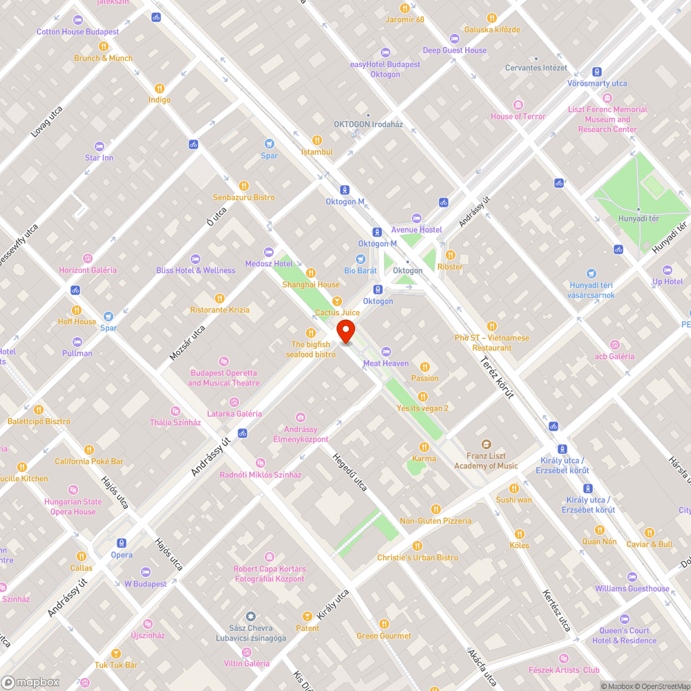 Balesetveszélyes gödör a járdaszegély mellett bejelentés helye