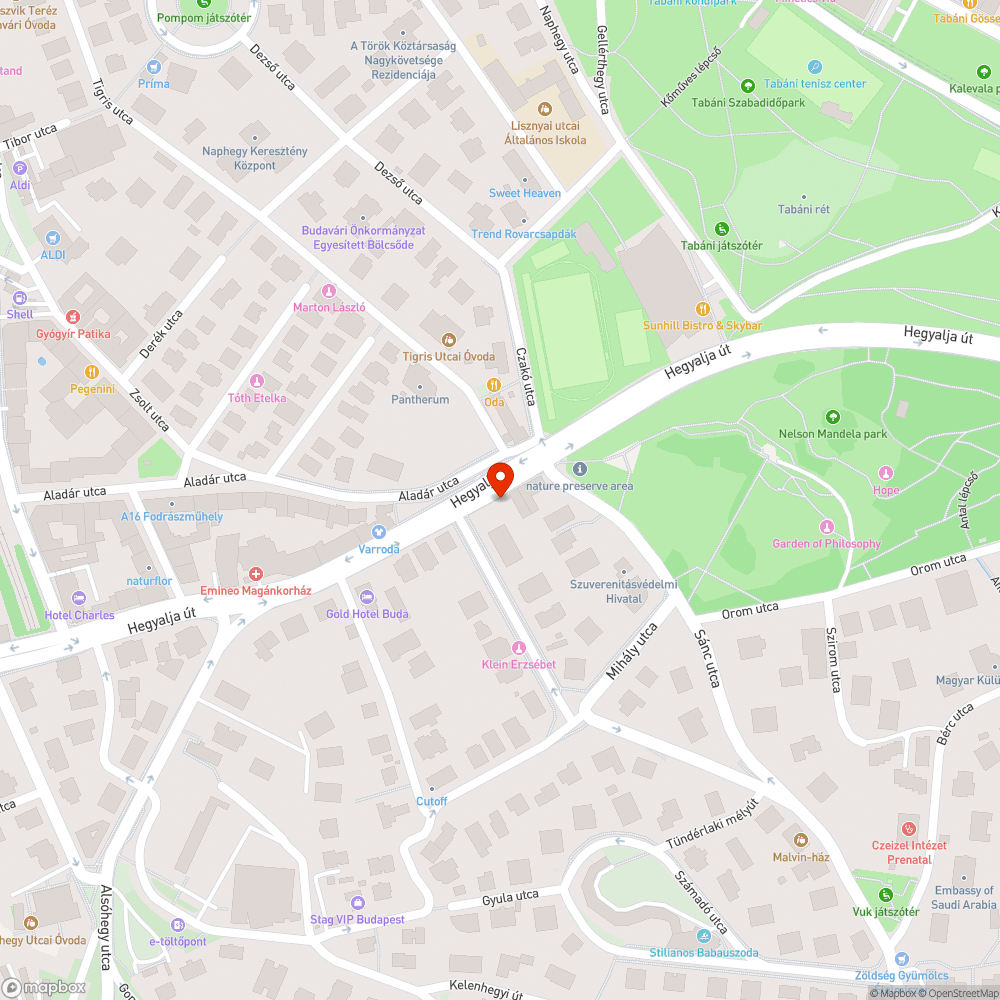 A buszmegállóban a plakát leesett bejelentés helye