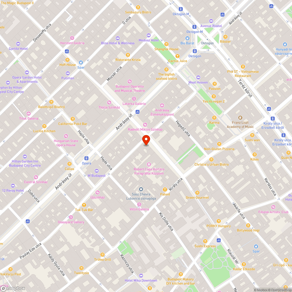 Nagy mennyiségű üvegdarab a fa mindkét oldalán bejelentés helye