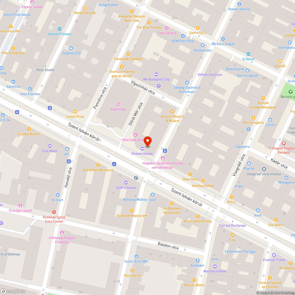 Nagyméretű dobozok a járdán bejelentés helye