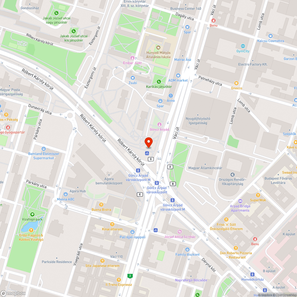 Összefirkált információs táblák bejelentés helye