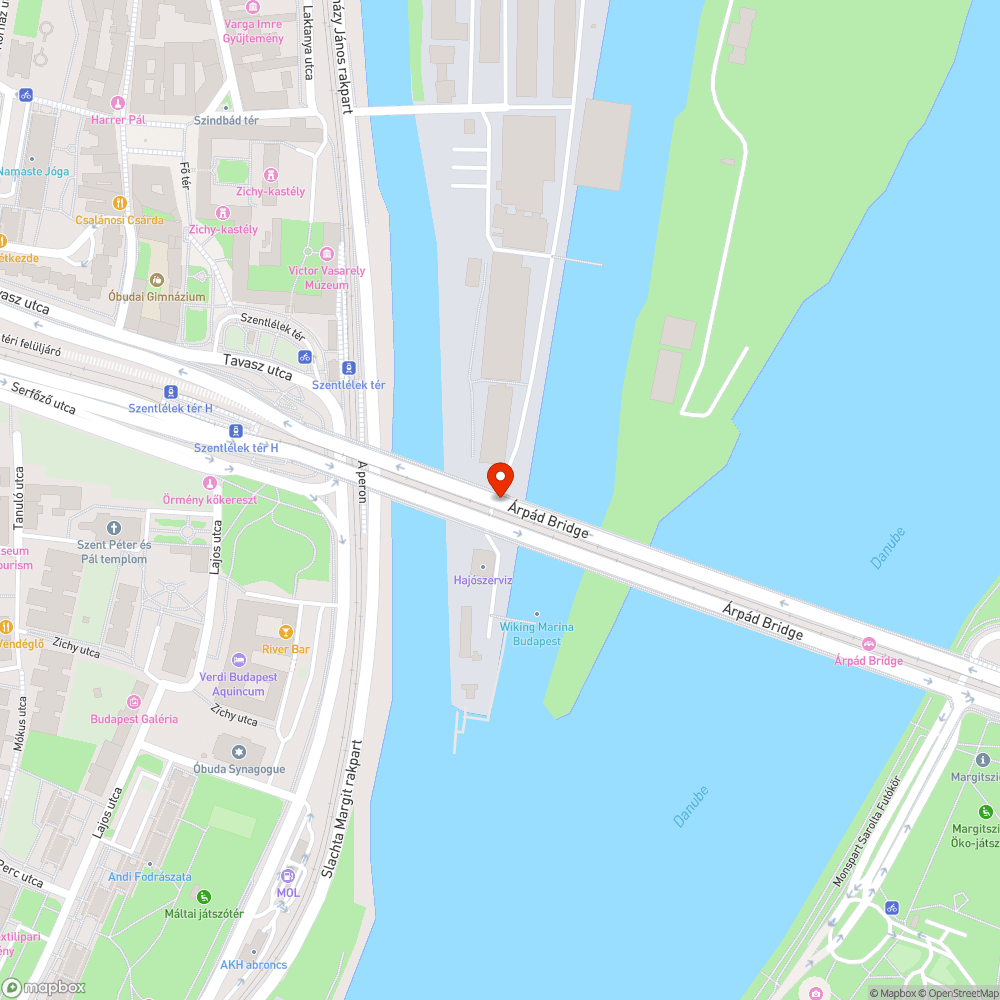 Elhajlott zászlórúd az Árpád híd északi korlátján bejelentés helye