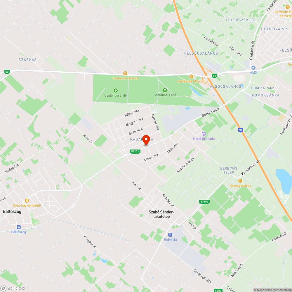 Igénytelen buszmegálló Kadafalva központi részén bejelentés helye