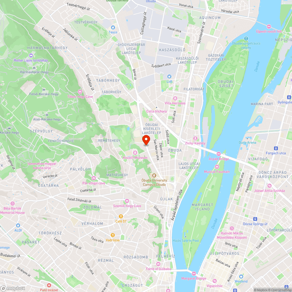 Félig lefestett, félig teljesen rozsdás lámpaoszlopok bejelentés helye