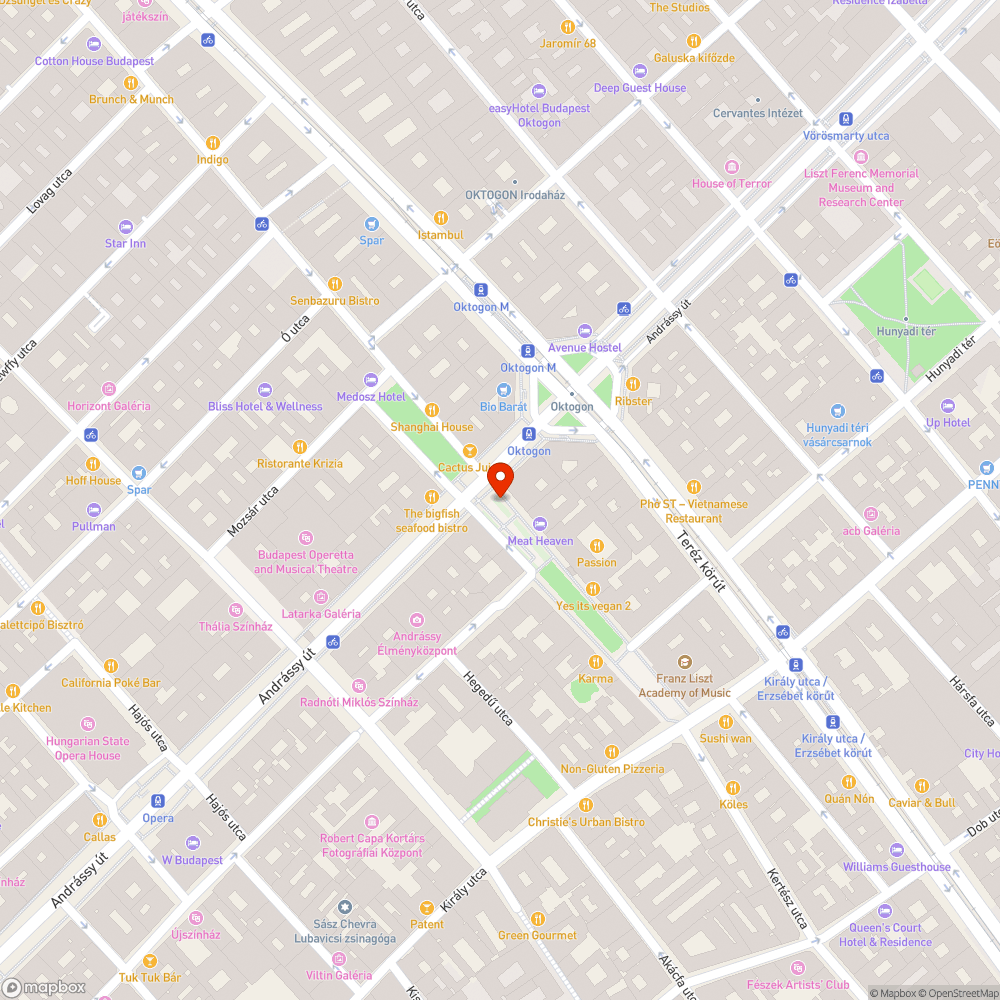 Betonból kiálló fém a téren. bejelentés helye