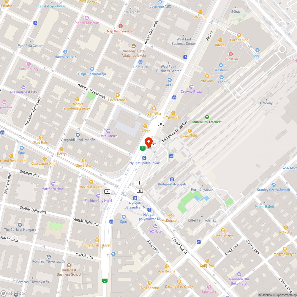 Szemetes és büdös várakozóhely a Nyugati/Puczi Béla téri buszvégállomáson bejelentés helye