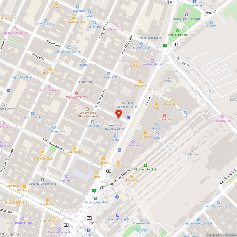 Emberi ürülék a nem működő étterem ajtajában,a járdán bejelentés helye