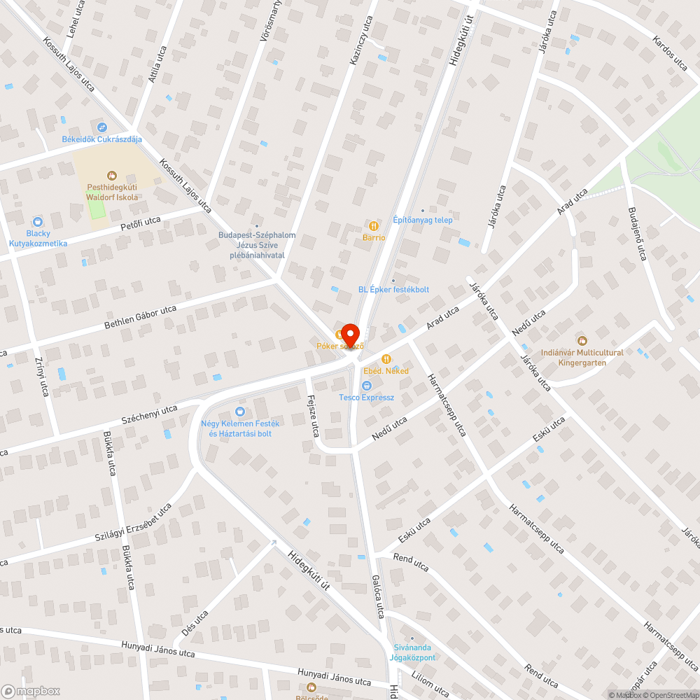 A fa gyökerei felnyomták a beton bejelentés helye