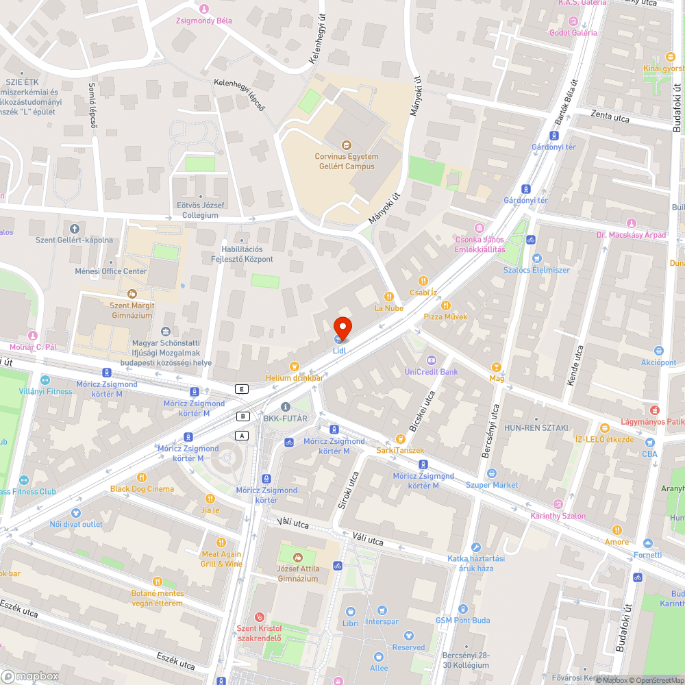 Hangosan csattogó víznyelő rácsok a sínek között bejelentés helye