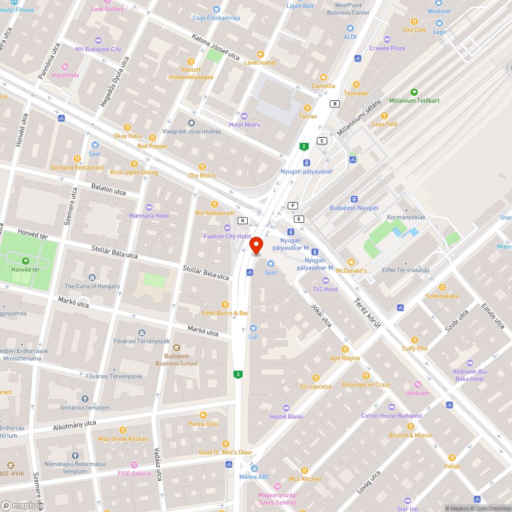 Tábla, terelőút nélküli lezárás a város egyik legforgalmasabb járdáján bejelentés helye