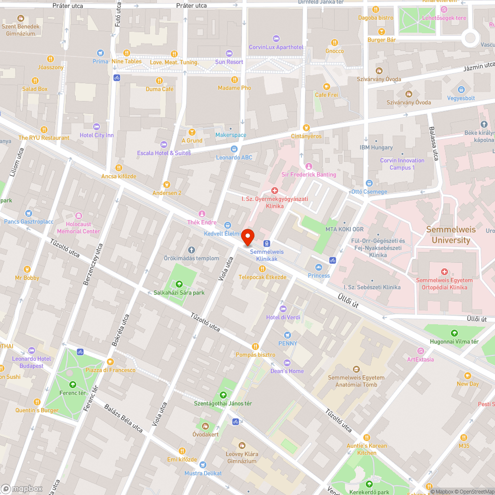 Lehullott levelek a kerékpár úton és a zebrán gyűlnek bejelentés helye