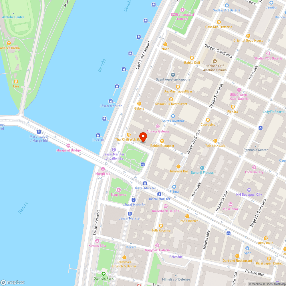 Középen lyukas, körben burkolat hiányos közmű bejelentés helye