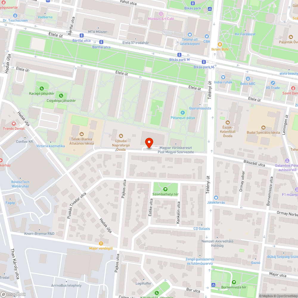 Műanyag szék a fa tetején bejelentés helye