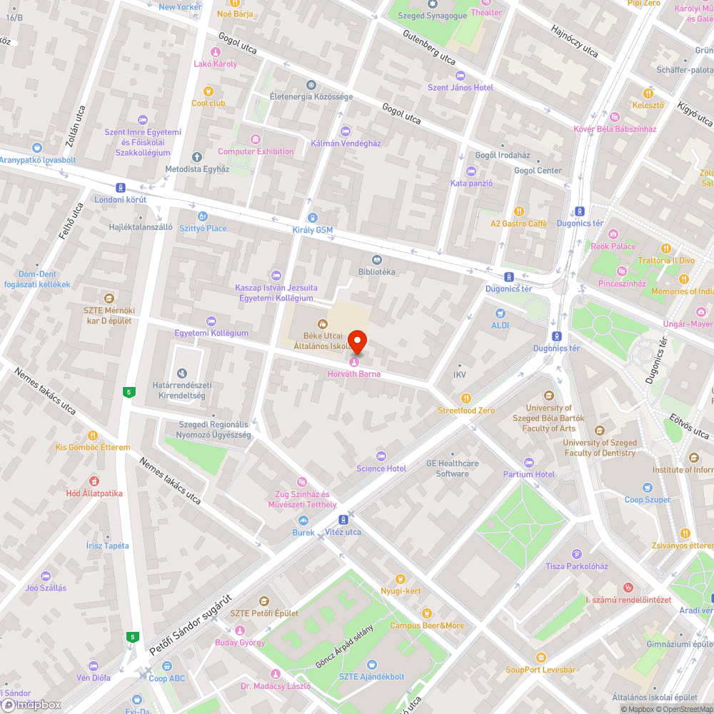 Parkolás a padkán a tiltó tábla ellenére, zöldterületen bejelentés helye