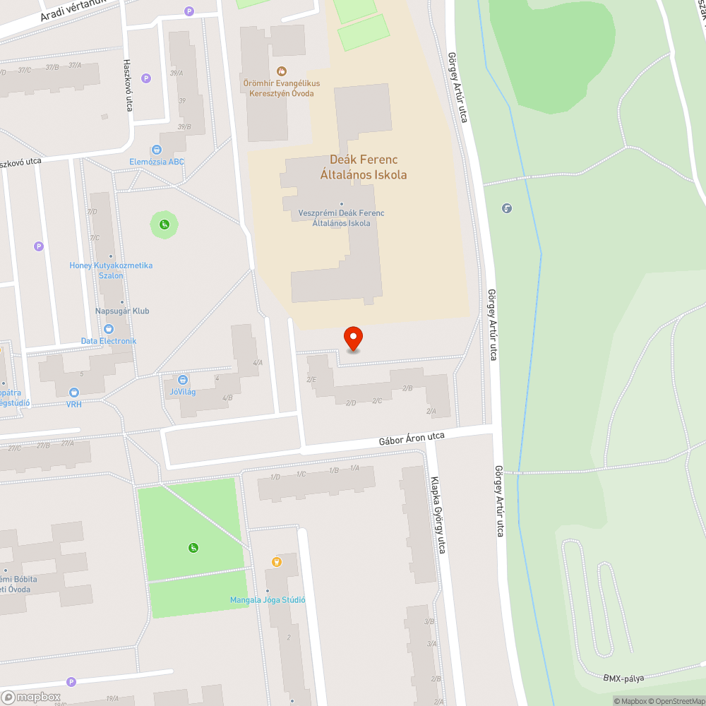 Évek óta nagy gödör a járda közepén. bejelentés helye